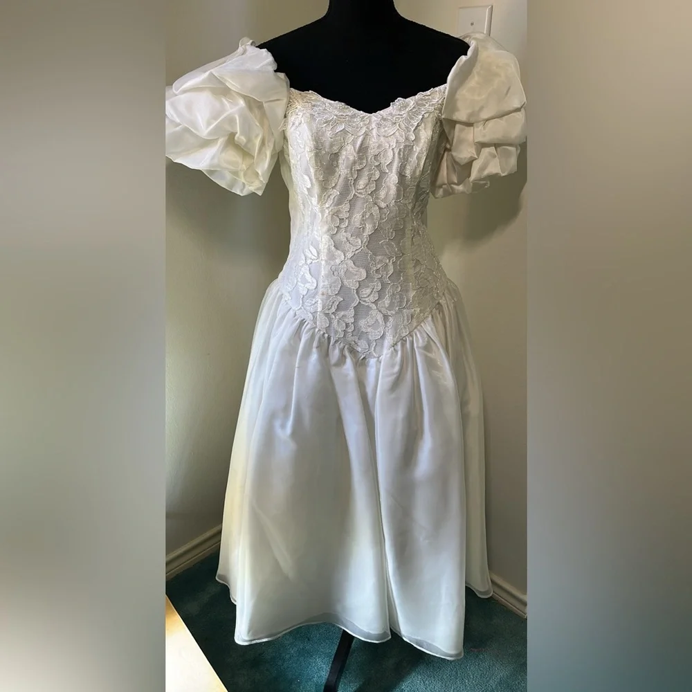 Size 11 Wedding Dress, Tea Length, gorgeous lace bodice & sweetheart neckline - Picture 2 of 7